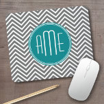 Aquamarine Karkohle Chevrons Custom Monogram Mousepad<br><div class="desc">Blau und Grau - Ein feines Kunstwerk Deko in frischen,  fröhlichen Farben. Wenn Sie die Monogramme anpassen müssen,  klicken Sie auf die Schaltfläche Anpassen und ändern Sie sie.</div>