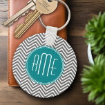 Aquamarine Karkohle Chevrons Custom Monogram Schlüsselanhänger<br><div class="desc">Blau und Grau - Ein feines Kunstwerk Deko in frischen,  fröhlichen Farben. Wenn Sie die Monogramme anpassen müssen,  klicken Sie auf die Schaltfläche Anpassen und ändern Sie sie.</div>