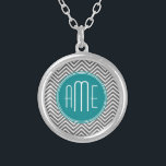 Aquamarine Karkohle Chevrons Custom Monogram Versilberte Kette<br><div class="desc">Blau und Grau - Ein feines Kunstwerk Deko in frischen,  fröhlichen Farben. Wenn Sie die Monogramme anpassen müssen,  klicken Sie auf die Schaltfläche Anpassen und ändern Sie sie.</div>