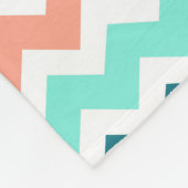 Aquamarine korallenrote blaue Zickzack Fleecedecke (Ecke)