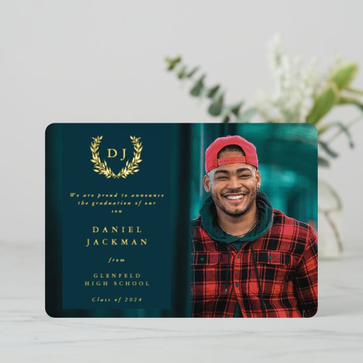 Aquamarine Monogram + Laurel Abschluss Ankündigung (Stehend vorne)