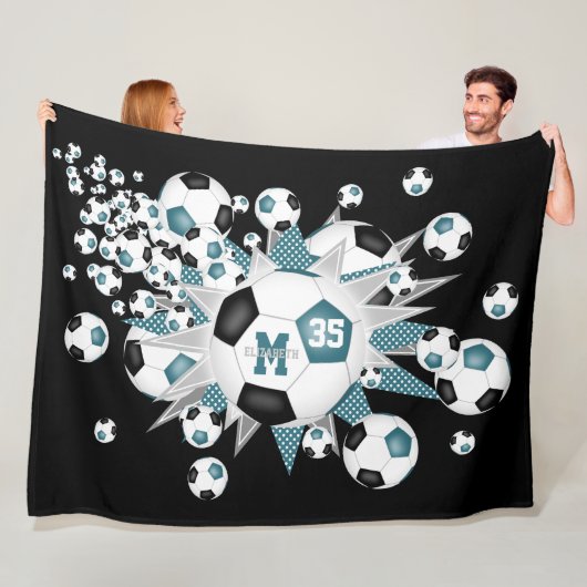 aquamarine schwarze Fußballbälle sind die Hauptrol Fleecedecke (Beispiel)