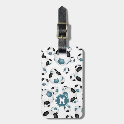 aquamarine schwarze Fußbälle mit Monogramm Gepäckanhänger (Vorderseite vertikal)