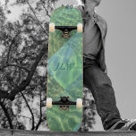 Aquamarine Seafoam Water Patchwork mit Initialen Skateboard<br><div class="desc">Schönes, frisches Boho Chic-Skateboard in Meerestönen, Ozeangrün, Aquamarine und Aqua-Blau, wie Wasser glitzern in der Sonne. Das Patchwork-Muster ist aus einer Montage von Fotografien von rippenden Wellen eines tropischen Meeres entworfen. Die coole, ruhige Farbpalette ist elegant und natürlich, entspannend und gleichzeitig dynamisch und kraftvoll wie das Meer. Personalisieren mit Initialen....</div>