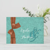 Aquamarine und Cinammon Damask Bow Wedding Templat Einladung (Stehend Vorderseite)