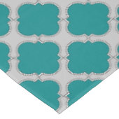 Aquamarine und graue Quatrefolie Tischdecke (Schrägansicht)