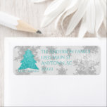 Aquamarine Weihnachtsbaumadressen<br><div class="desc">Fügen Sie eine festliche Touch zu Ihren ausgehenden Weihnachtskarten in dieser Weihnachtszeit mit einem Aquamarinen Weihnachtsbaum-Rücksendeadressen-Aufkleber hinzu.  Das Adressetikett zeichnet sich durch einen lebendigen Weihnachtsbaum aus,  der mit abfallenden Schneeflocken und einem Feiertagsgruß geschmückt ist. Mit diesem Design sind auch zusätzliche Geschenk- und Urlaubsartikel erhältlich.</div>