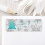 Aquamarine Weihnachtsbaumadressen<br><div class="desc">Fügen Sie eine festliche Touch zu Ihren ausgehenden Weihnachtskarten in dieser Weihnachtszeit mit einem Aquamarinen Weihnachtsbaum-Rücksendeadressen-Aufkleber hinzu.  Das Adressetikett zeichnet sich durch einen lebendigen Weihnachtsbaum aus,  der mit abfallenden Schneeflocken und einem Feiertagsgruß geschmückt ist. Mit diesem Design sind auch zusätzliche Geschenk- und Urlaubsartikel erhältlich.</div>