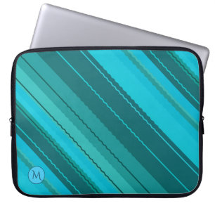 Aquamariner, blauer Monogramm-Streifen Laptopschutzhülle