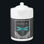 Aquamariner Drachenfliege Rustikaler Teekessel<br><div class="desc">Genießen Sie Ihren Tee mit einem Aquamarinen,  rustikalen Personalisierten Drachenfliege. Im Teapot-Design erwartet Sie eine lebendige Libelle,  die mit zartem Blattwerk und dunkelgrauem,  rustikalem Holzboden geschmückt ist. Zusätzliche Geschenkartikel in diesem Design sowie eine Vielzahl von Farben.</div>