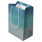 Aquamariner Funkelnd Glitzer Ombre Monogram Mittlere Geschenktüte (Rückseite Schrägansicht)
