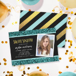 Aquamariner Glitzer Sweet 16 Foto Geburtstag Einla Einladung<br><div class="desc">Aquamariner Glitzer Foto Geburtstagsparty Einladung enthält die Worte "16 . Geburtstag" in einem lustigen Sans Serif Schriftart in Imitats Gold-Folie mit einem aquamarinen Glitzer oben und unten und einem schwarzen Mitte Hintergrund. Die Einladung hat ein aquamarines, schwarzes und Imitat goldenes Streifenmuster hinten. Personalisieren Sie es, indem Sie den Platzhalter-Text ersetzen...</div>