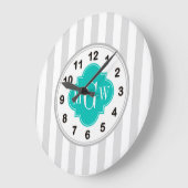 Aquamariner grauer Streifen Quatrefolie 3 Monogram Große Wanduhr (Winkel)