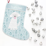 Aquamariner handgezogener maltesischer Hund ・ Kleiner Weihnachtsstrumpf<br><div class="desc">Handgezeichnete Illustrationen von Bausteinen und/oder Weihnachtsschmuck in einem nahtlos aquamarinen,  grün-blauen Muster. Das Muster umfasst Sterne,  Bögen aus der Saite,  runde Haken und weiße Spritzer. Weißer Malteser Hund (Credit Lori@RetroZing für Hundegrafik). *Benutzerdefinierbare Namensvorlage.</div>