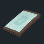 Aquamariner Name des gemusterten Aqua des Trifold Geldbörse<br><div class="desc">Modernes helles Aqua aquamariner gemusterter Geldbeutel des hued und weißen Damastes. Fertigen Sie diesen Geldbeutel oder Geldbörse mit Ihrem Namen und Ihrer Familieninitiale besonders an. Liest z.Z. Nicola C. Ideal personalisiertes genanntes Geschenk für Mädchen und Frauen. Entworfen durch Sarah Trett.</div>