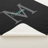 Aquamariner Name, graues Monogramm, schwarzer Sher Sherpadecke (3/4)