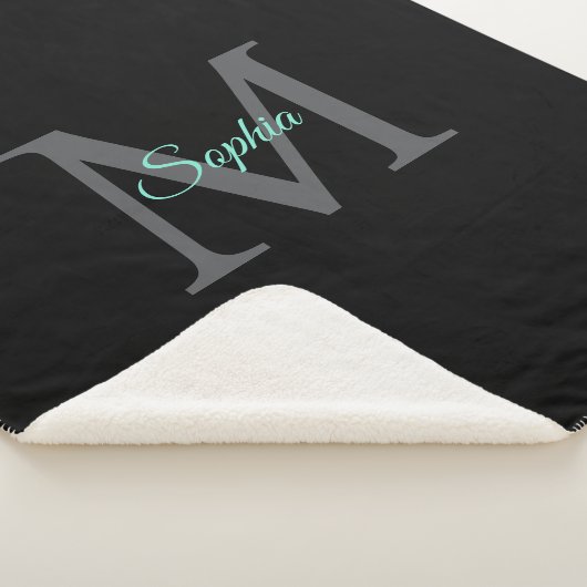 Aquamariner Name, graues Monogramm, schwarzer Sher Sherpadecke (3/4)