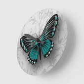 Aquamariner Schmetterling auf grauer Flora Runde Wanduhr (Winkel)