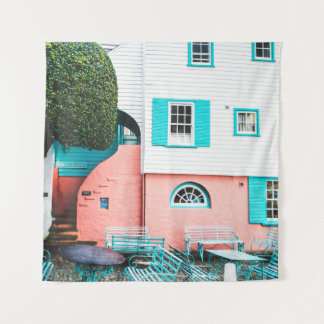 AQUAMARINER UND GRAUER TISCH UND BECKEN NEBEN WEIS WANDTEPPICH