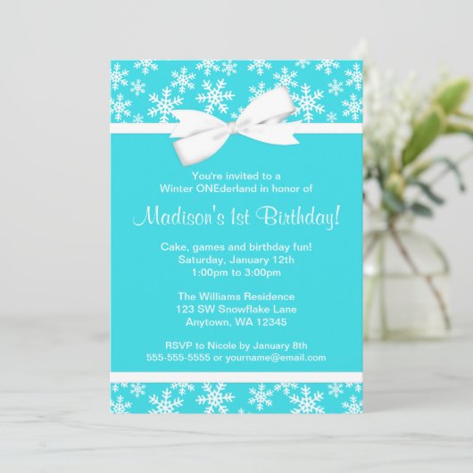 Aquamariner weißer Schneeflocke-Bogen-Winter Einladung (Stehend Vorderseite)