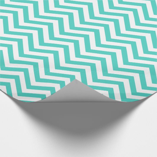 Aquamarines blaues und weißes Zigzag Streifen Zick Geschenkpapier (Ecke)