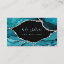 aquamarines Farbspiel auf schwarz