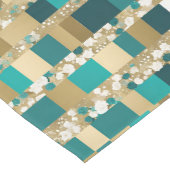 Aquamarines geometrisches Muster in Grün und Gold Mittelgroßer Tischläufer (Ecke)