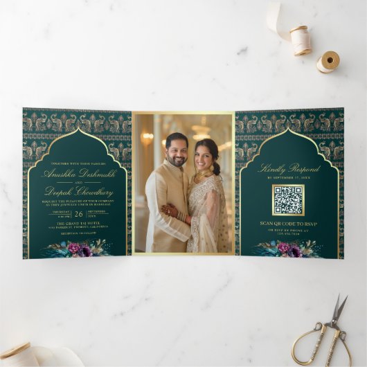 Aquamarines Gold Peacock Pattern Floral Indian Wed Dreifach Gefaltete Einladung (Innenseite)