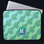 Aquamarines Green Iridescent Peacock Pattern Monog Laptopschutzhülle<br><div class="desc">Niedliches Pfauenmuster auf grünem und aquamarinfarbenem Hintergrund mit elegantem Monogramm.</div>