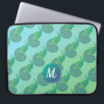 Aquamarines Green Iridescent Peacock Pattern Monog Laptopschutzhülle<br><div class="desc">Niedliches Pfauenmuster auf grünem und aquamarinfarbenem Hintergrund mit elegantem Monogramm.</div>