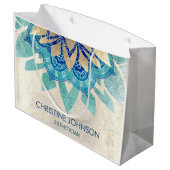 aquamarines Lotus-Logo Große Geschenktüte (Rückseite Schrägansicht)