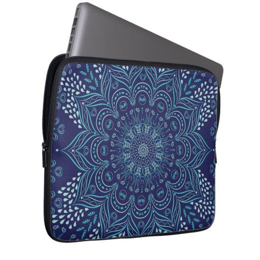 Aquamarines Mandala-Muster auf marineblarem Hinter Laptopschutzhülle (Vorne Rechts)