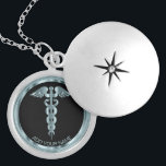 Aquamarines medizinisches Symbol Caduceus - Person Medaillon<br><div class="desc">Personalisierte Krankenpflege / Arzt Medizinisches Symbol Caduceus Aquamarine Nekklace bereit für Sie zu personalisieren. ✔ Hinweis: Nicht alle Vorlagenbereiche müssen geändert werden. 📌 Wenn Sie weitere Anpassungen benötigen, klicken Sie bitte auf den Button "Weitere Anpassungen vornehmen" oder "Design anpassen oder bearbeiten" und verwenden Sie unser Designwerkzeug, um die Größe, den...</div>