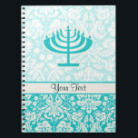 Aquamarines Menorah Notizblock<br><div class="desc">Sie werden Liebe dieser niedlicher aquamariner Damast jüdische Entwurf Chanukkas Menorah. Groß für Geschenke! Verfügbar auf T-Shirts, intelligenten Telefon-Hüllen, mousepads, Schlüsselanhänger, Plakaten, Karten, elektronischen Abdeckungen, Computerlaptop/Notizbuchhülsen, -kappen, -Tassen und -mehr! Besichtigen Sie unseren Standort für einen kundenspezifischen Geschenkkasten für Samsung-Galaxie S3, iphone 5, HTC, das klar ist, /4 G Räuber, zünden...</div>