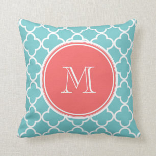 Aquamarines Quatrefolienmuster, Korallenmonogramm Kissen