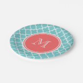 Aquamarines Quatrefolienmuster, Korallenmonogramm Pappteller (Schrägansicht)