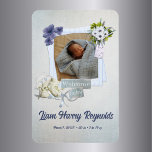 Aquamarines Shabby Style Baby Magnet<br><div class="desc">Das reizvolle Design zeichnet sich durch einen wunderschönen Scrapbooking-Stil aus, der in sanften, hellblauen und aquamarinen Tönen gehalten ist und ein Gefühl von Wärme und Ruhe weckt. Im Mittelpunkt des Designs steht ein individuell anpassbares Baby-Foto, das durch einen eleganten hellblauen Rahmen gerahmt ist. An der oberen Kante des Rahmens sind...</div>