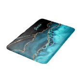 Aquamarines Skript für  Namen auf schwarz/Aquamari Badematte (Schrägansicht)