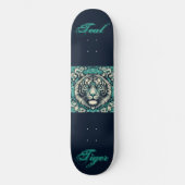 Aquamarines Tiger auf dem Scrolly Square Skateboard (Vorderseite)