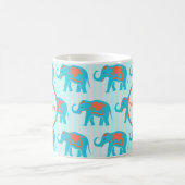 Aquamarines Türkis, blaue Elefanten auf blauem Str Kaffeetasse (Mittel)