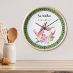 Aquarell Blumenkohl Teekanne Individuelle Name Küc Runde Wanduhr<br><div class="desc">Rustikale Küchenuhr zum Personalisieren. Elegantes Aquarellteapot und Blume-Illustration sorgen für ein ländliches Aussehen.</div>