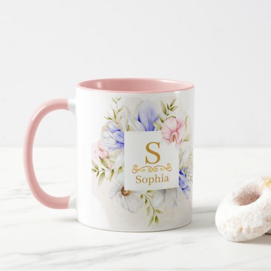 Aquarell-Blumenmonogramm I Individuelle Goldinitia Tasse (Mit Donut)