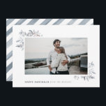 Aquarell Floral Happy Hanukkah Feiertagskarte<br><div class="desc">Mit dieser minimalistischen Urlaubskarte senden Sie Ihren Familie und Freunden Weihnachten Wünsche. Ein Foto vorne,  begleitet von einer eleganten blauen Kalligraphie und Aquarellfarben-Urlaubsparadies,  und das Aquarellmuster auf der Rückseite. Der moderne und minimalistische Stil wird Ihre Fotos in der Familie wirklich gelassen.</div>