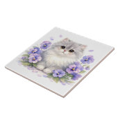 Aquarell Fluffiges Kätzchen mit violetten Stiefmüt Fliese (Seite)