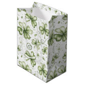 Aquarell Grüne Kleeblätter & Schwünge Mittlere Geschenktüte (Vorderseite Schrägansicht)