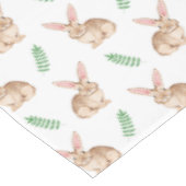 Aquarell-Hasen-Osterpattern mit Grünpflanzen Tischdecke (Schrägansicht)