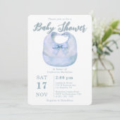 Aquarell Hellblauer Bogen-Bib Baby-Party Einladung (Stehend Vorderseite)