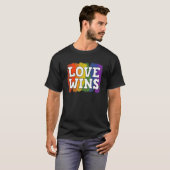 Aquarell Lgbt Liebe gewinnt Regenbogenfarbe Typogr T-Shirt (Vorne ganz)