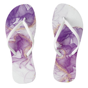 Aquarell lila Hintergrund mit goldenen Folien Badesandalen