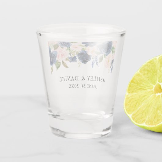 Aquarell-rosa blaue Blumenhochzeit Schnapsglas (Rückseite)